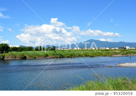 丹沢大山をバックに相模川のアユ釣り 丹沢大山をバックに相模川のアユ釣り 95320059