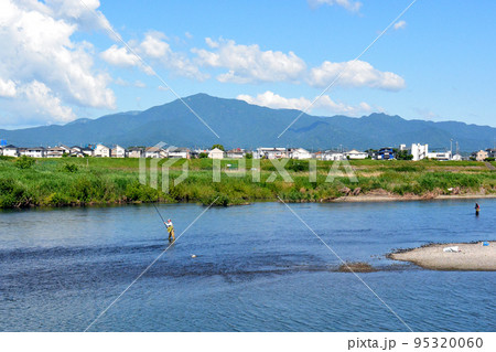 丹沢大山をバックに相模川のアユ釣り 95320060
