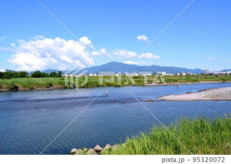 丹沢大山をバックに相模川のアユ釣り 95320072