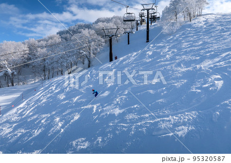 快晴の日本のスキーリゾート 95320587