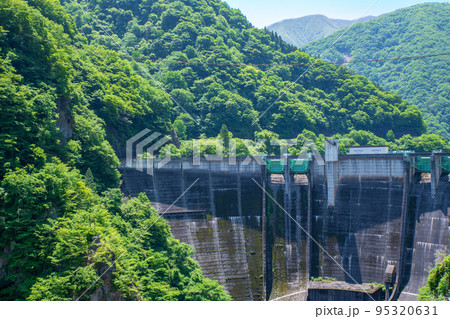 秩父湖 二瀬ダム 展望台からの眺め 初夏の風景 秩父湖 二瀬ダム 展望台からの眺め 初夏の風景 95320631