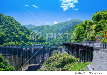 秩父湖 二瀬ダム 展望台からの眺め 初夏の風景 秩父湖 二瀬ダム 展望台からの眺め 初夏の風景 95320770