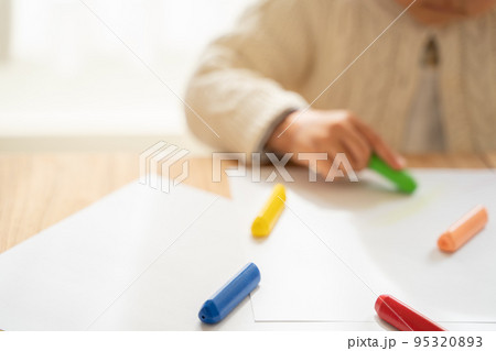 お絵描きをする子供の様子 お絵描きをする子供の様子 95320893