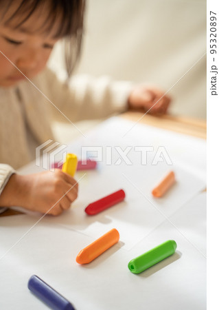 お絵描きをする子供の様子 95320897