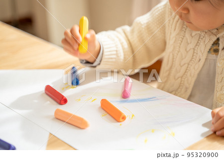 お絵描きをする子供の様子 95320900