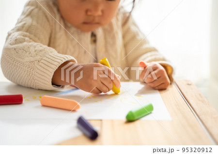 お絵描きをする子供の様子 95320912