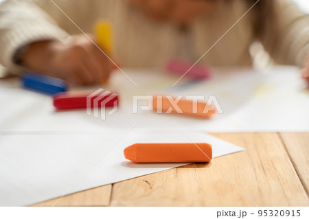 お絵描きをする子供の様子 95320915