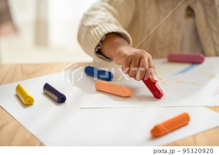 お絵描きをする子供の様子 お絵描きをする子供の様子 95320920