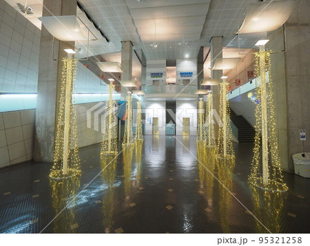 おしゃれなエントランスホール 95321258