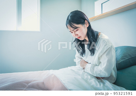 腹痛の女性 headache 腹痛の女性 headache 95321591
