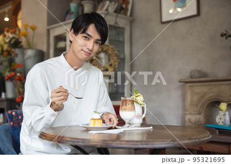 カフェでくつろぐ若い男性 95321695