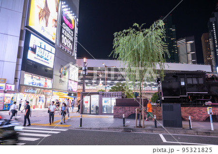 《東京都》夜の新橋駅前・SL広場 95321825