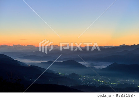 鳥見山からの宇陀盆地の雲海 鳥見山からの宇陀盆地の雲海 95321937