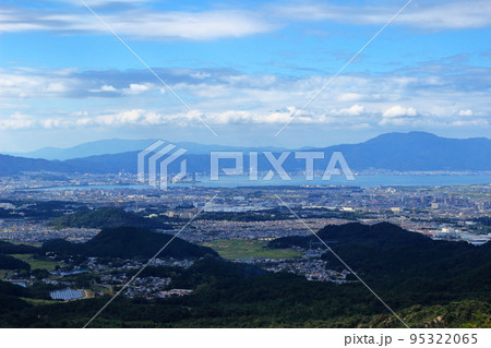 近江湖南アルプスから見下ろす琵琶湖と湖西の山 95322065
