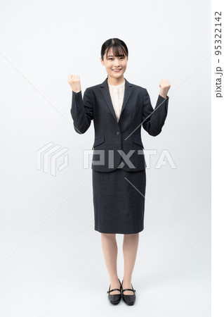スーツの若い女性（白バック、ガッツポーズ） 95322142
