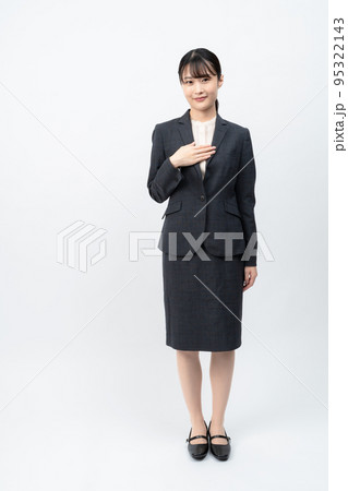スーツの若い女性（白バック、安心） 95322143