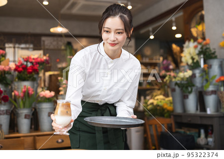 カフェで働く若い女性 95322374