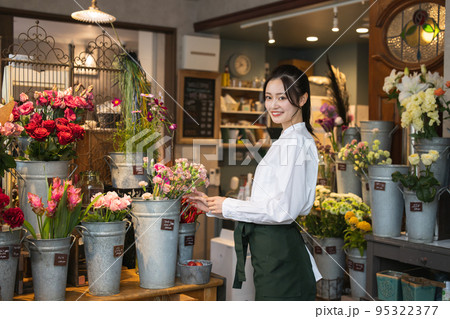 花屋で働く若い女性 95322377