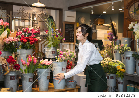 花屋で働く若い女性 花屋で働く若い女性 95322378