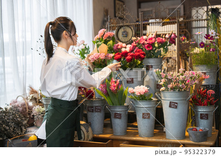花屋で働く若い女性 花屋で働く若い女性 95322379