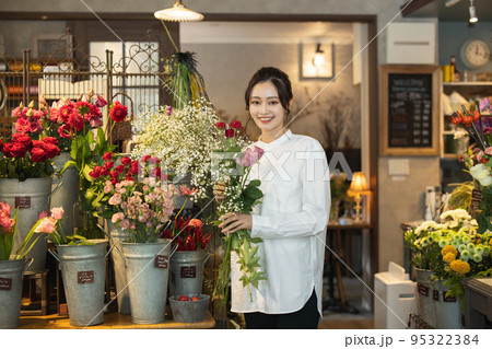 花屋で働く若い女性 95322384