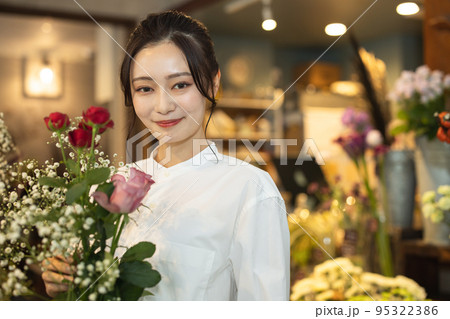 花屋で働く若い女性 95322386
