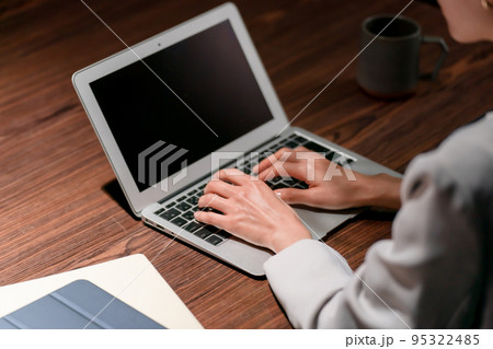 ビジネス　女性　残業 95322485