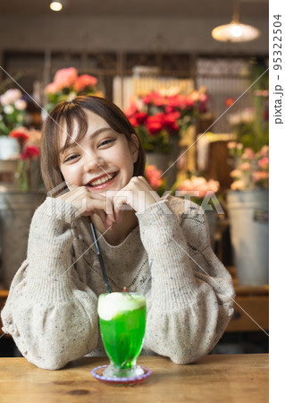 カフェでくつろぐ若い女性 カフェでくつろぐ若い女性 95322504
