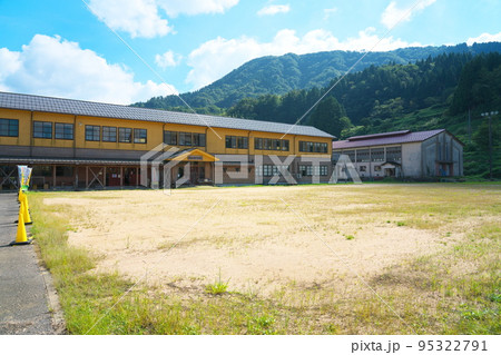 【廃校】旧温泉町立八田中学校の校舎と校庭（現・上山高原ふるさと館）3　兵庫県美方郡新温泉町 95322791