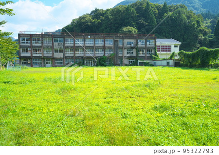 【廃校】新温泉町立奥八田小学校の運動場と校舎 兵庫県美方郡新温泉町 【廃校】新温泉町立奥八田小学校の運動場と校舎 兵庫県美方郡新温泉町 95322793