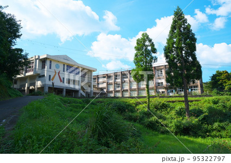 【廃校】新温泉町立奥八田小学校の体育館と校舎2　兵庫県美方郡新温泉町 95322797