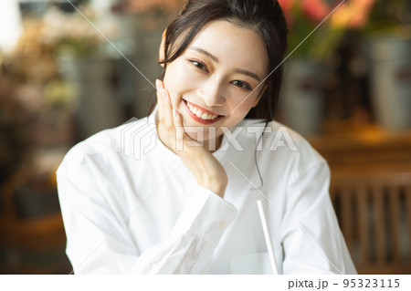 若い女性　ビューティーイメージ 95323115