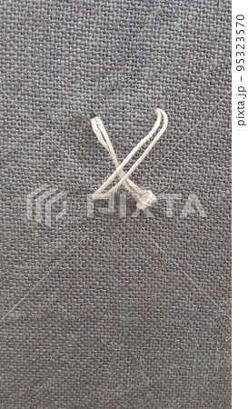 The burlap is sewn with a thread crookedly. Grey burlap burlap is useful as a background. 95323570