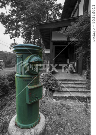 緑色の郵便ポスト 95323611