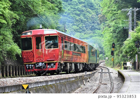 秘境駅を出発する千年ものがたり号 95323853