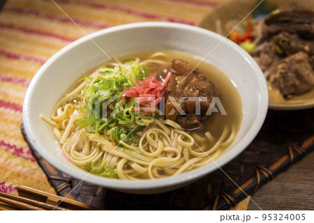 テビチ入り沖縄そば 沖縄郷土料理 テビチ入り沖縄そば 沖縄郷土料理 95324005
