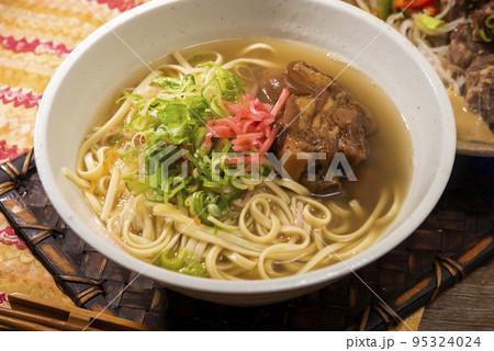 テビチ入り沖縄そば　沖縄郷土料理 95324024