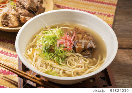 テビチ入り沖縄そば　沖縄郷土料理 95324030