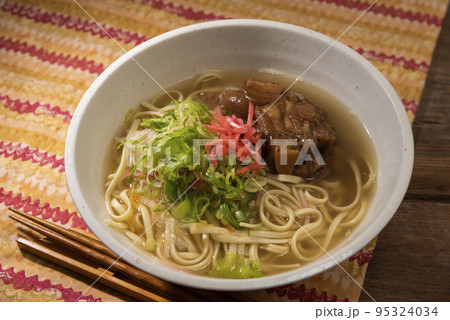 テビチ入り沖縄そば　沖縄郷土料理 95324034