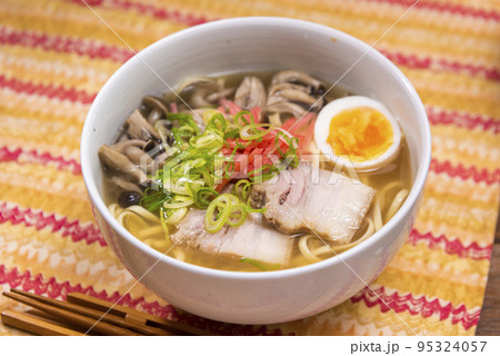 沖縄そば　沖縄郷土料理 95324057