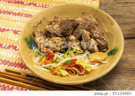 ソーキ　沖縄郷土料理 95324065