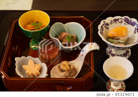 旅の夕食 95324071