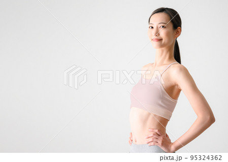 ヨガなどエクササイズをする美しい女性 95324362