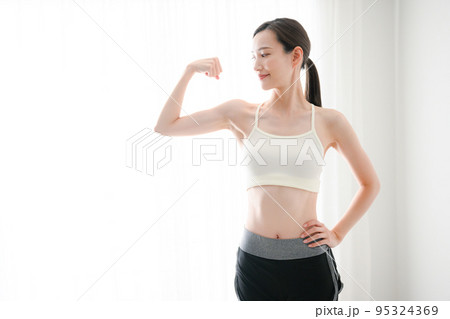 筋トレなどをする美しいアジア人女性 95324369