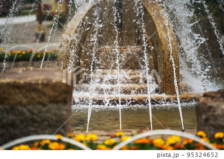 岐阜公園の噴水と周りの花壇（5月） 95324652