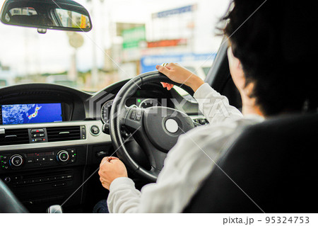車を運転する若い男性 95324753
