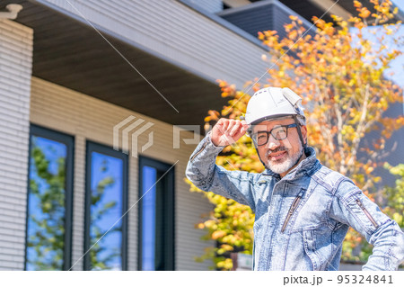 住宅診断　マイホーム　検査　デニム　白髪　ひげ 95324841