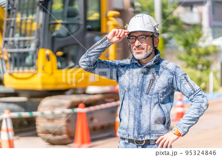 現場監督 工事監理者 主任技術者 指導監督 デニム 白髪 ひげ 重機 建設機械 現場監督 工事監理者 主任技術者 指導監督 デニム 白髪 ひげ 重機 建設機械 95324846