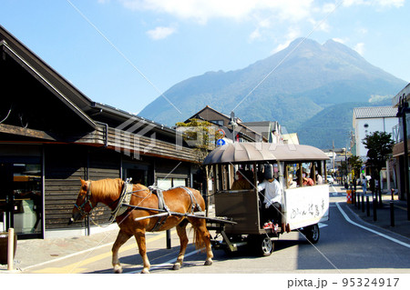 大分県 由布院駅前の町並み 辻馬車の通る風景 大分県 由布院駅前の町並み 辻馬車の通る風景 95324917