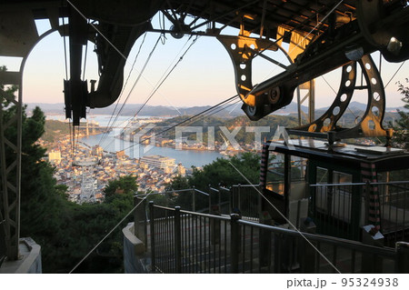 尾道の千光寺山ロープウェイ山頂駅からの夕景 95324938